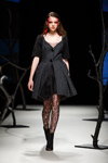 Modenschau von Narciss — Riga Fashion Week AW19/20 (Looks: schwarzes Kleid, schwarze durchbrochen Strumpfhose)
