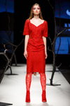 Показ Narciss — Riga Fashion Week AW19/20 (наряды и образы: красное платье, красные фантазийные колготки)