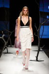 Pokaz Narciss — Riga Fashion Week AW19/20 (ubrania i obraz: sukienka z dekoltem czarno-biała, rajstopy białe fantazyjne)