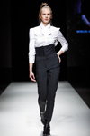Pokaz Natālija Jansone — Riga Fashion Week AW19/20 (ubrania i obraz: bluzka biała, spodnie z wysokim stanem czarne)