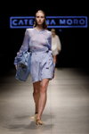 Показ Caterina Moro — Riga Fashion Week SS2020 (наряди й образи: блакитна блуза, блакитні шорти, блакитна сумка)