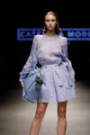 Pokaz Caterina Moro — Riga Fashion Week SS2020 (ubrania i obraz: bluzka błękitna, szorty błękitne, torebka błękitna)