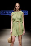 Pokaz Caterina Moro — Riga Fashion Week SS2020 (ubrania i obraz: sukienka sałatkowa, kapelusz beżowy)
