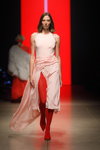 Pokaz M-Couture — Riga Fashion Week SS2020 (ubrania i obraz: półbuty czerwone, rajstopy czerwone)