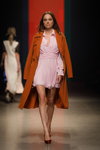 Pokaz M-Couture — Riga Fashion Week SS2020 (ubrania i obraz: sukienka mini różowa)