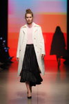 Pokaz M-Couture — Riga Fashion Week SS2020 (ubrania i obraz: palto białe, spódnica midi czarna, półbuty czarne)