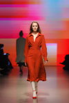 Pokaz M-Couture — Riga Fashion Week SS2020 (ubrania i obraz: sukienka czerwona, półbuty czerwone)