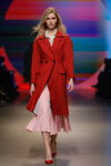 Pokaz M-Couture — Riga Fashion Week SS2020 (ubrania i obraz: palto w kratę czerwone, spódnica midi różowa, półbuty czerwone)