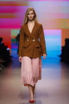 Desfile de M-Couture — Riga Fashion Week SS2020 (looks: americana marrón, falda midi rosa, zapatos de tacón rojos)