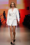 Pokaz M-Couture — Riga Fashion Week SS2020 (ubrania i obraz: żakiet biały, rzemień biały, sandały czarne)