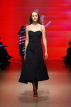 Pokaz M-Couture — Riga Fashion Week SS2020 (ubrania i obraz: rajstopy czarne, półbuty czerwone, sukienka midi czarna)