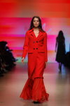Pokaz M-Couture — Riga Fashion Week SS2020 (ubrania i obraz: palto czerwone, spódnica maksi czerwona, półbuty czarne)