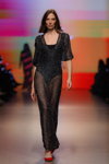 Показ M-Couture — Riga Fashion Week SS2020 (наряди й образи: чорна вечірня сукня, червоні туфлі)