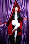 Коко Роша. Презентація Roger Vivier — Paris Fashion Week (Women) ss20 (наряди й образи: чорна шкіряна косуха, білі брюки, чорні туфлі)