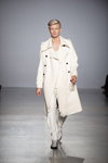Dmytro Sukach. Desfile de FINCH — Ukrainian Fashion Week FW19/20 (looks: abrigo blanco, pantalón blanco)