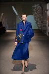 Pokaz LAKE studio — Ukrainian Fashion Week FW19/20 (ubrania i obraz: garnitur damski (żakiet, spódnica) niebieski)