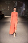 Alina Panuta. Modenschau von LAKE studio — Ukrainian Fashion Week FW19/20 (Looks: korallenrotes Abendkleid)