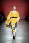 Desfile de Larisa Lobanova — Ukrainian Fashion Week FW19/20 (looks: vestido amarillo estampado, cinturón negro)