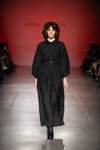 Pokaz Larisa Lobanova — Ukrainian Fashion Week FW19/20 (ubrania i obraz: sukienka czarna)