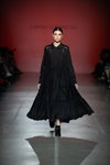 Modenschau von Larisa Lobanova — Ukrainian Fashion Week FW19/20 (Looks: schwarzes Kleid)