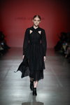 Desfile de Larisa Lobanova — Ukrainian Fashion Week FW19/20 (looks: vestido negro)