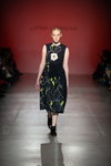 Modenschau von Larisa Lobanova — Ukrainian Fashion Week FW19/20 (Looks: schwarzes Kleid mit Blumendruck)