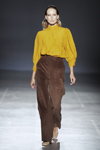 Показ A.M.G. — Ukrainian Fashion Week SS20 (наряди й образи: жовта блуза, коричневі брюки)