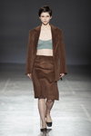 Pokaz A.M.G. — Ukrainian Fashion Week SS20 (ubrania i obraz: garnitur damski (żakiet, spódnica) brązowy, półbuty czarne)