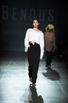 Показ BENDUS — Ukrainian Fashion Week SS20 (наряды и образы: белый джемпер, чёрные брюки, чёрные босоножки)