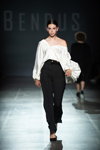 Desfile de BENDUS — Ukrainian Fashion Week SS20 (looks: pantalón negro, blusa blanca, zapatos de tacón negros)