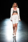 Alyona Osmanova. Pokaz Dafna May — Ukrainian Fashion Week SS20 (ubrania i obraz: garnitur damski (żakiet, szorty) biały, sandały białe)