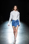 Pokaz Dafna May — Ukrainian Fashion Week SS20 (ubrania i obraz: bluzka biała, dżinsowa spódnica niebieska)