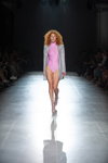 Pokaz Dafna May — Ukrainian Fashion Week SS20 (ubrania i obraz: body różowe, kardigan srebrny, rude włosy)