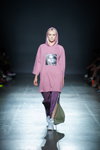 Pokaz Dastish Fantastish — Ukrainian Fashion Week SS20 (ubrania i obraz: bluza z kapturem różowa)