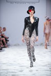 Jelena Feofanowa. Pokaz LuckyLOOK — Ukrainian Fashion Week SS20 (ubrania i obraz: rajstopy zebra czarno-białe, sandały czarne, kapelusz czarny, skórzane body czarne)