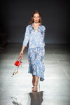 Kateryna Tschetschelenko. Modenschau von POUSTOVIT — Ukrainian Fashion Week SS20 (Looks: blau-weißes Kleid, rote Handtasche)