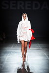 Margarita Wierchowcewa. Pokaz Sereda — Ukrainian Fashion Week SS20 (ubrania i obraz: bluza z kapturem biała, sandały białe)