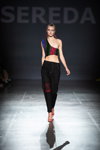 Darya Chuprynina. Modenschau von Sereda — Ukrainian Fashion Week SS20 (Looks: schwarze Hose, buntes kurzes Top, rote Sandaletten)