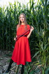 Фотосесія Buter — Wow Show (наряди й образи: червона сукня, чорні колготки, чорні туфлі)