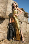 Fotoshooting von Sky-High Lady — Wow Show (Looks: goldenes Abendkleid mit Schlitz, schwarze Sandaletten, schwarze Biker-Lederjacke)