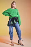 Mariana Zaragoza. Lookbook Bershka FW 19/20 (ubrania i obraz: pulower zielony, jeansy błękitne, sandały czarne)