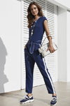 Kampania Caroline Biss SS2019 (ubrania i obraz: kombinezon z lampasami niebieski, buty sportowe niebieskie, torebka biała)