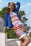 Kampagne von Caroline Biss SS2019 (Looks: buntes Kleid mit Blumendruck, blauer Blazer)