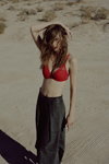 Lena Hardt. Campaña de lencería de Chantelle SS19 (looks: sujetador rojo, falda negra)
