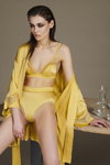 Lookbook bielizny Ermanno Scervino FW 19 (ubrania i obraz: biustonosz żółty, figi żółte, peniuar żółty)