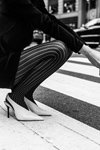 VINTAGE SOUL. Campaña de Fiore 2019 (looks: pantis de rayas de color blanco y negro, zapatos de tacón blancos, vestido negro corto)