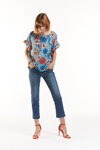 Лукбук Giovane SS 2019 (наряды и образы: короткая стрижка, красные босоножки, синие джинсы, голубая цветочная блуза)