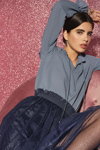 Holiday. Кампания Gloria Jeans (наряды и образы: серая блуза, синяя юбка)