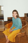 Kampania Graumann Design SS 2019 (ubrania i obraz: pulower szary pasiasty, spódnica żółta)