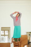 Kampania Graumann Design SS 2019 (ubrania i obraz: pulower szary, spódnica midi plisowan turkusowa)